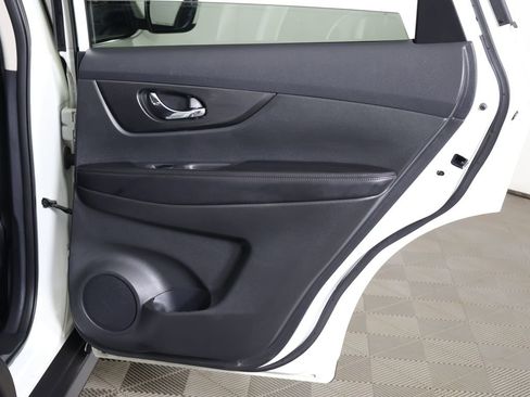 Used 2017 Nissan Rogue SV FWD image 22