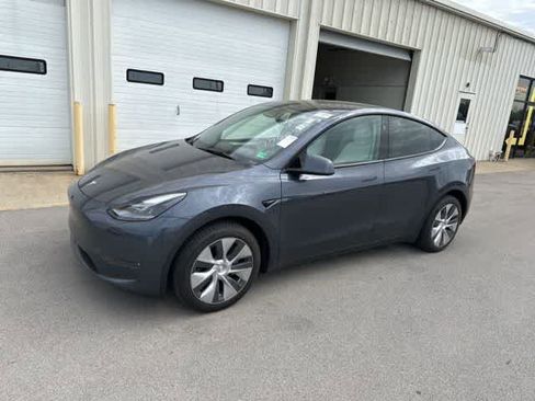 Used 2023 Tesla Model Y Long Range image 12