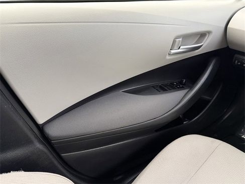 Used 2021 Toyota Corolla LE image 31