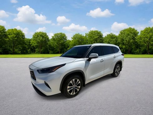 Used 2022 Toyota Highlander XLE image 3