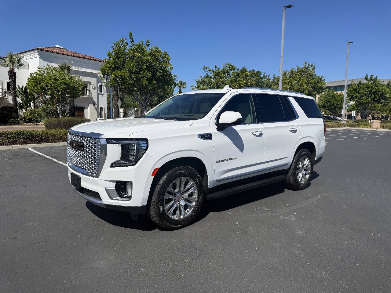 Used 2021 GMC Yukon Denali w/ LPO, Illumination Package AWD/4WD image 1