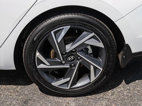 Used 2025 Hyundai Elantra Limited FWD image 13