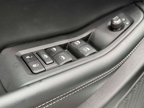 Used 2023 Jeep Grand Cherokee Laredo image 17