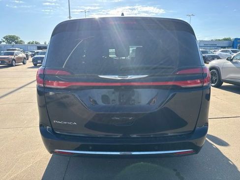 Used 2023 Chrysler Pacifica Touring-L FWD image 4