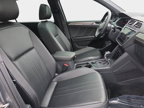Used 2022 Volkswagen Tiguan SE R-Line image 12