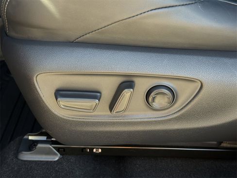 Used 2024 Toyota Venza XLE image 26