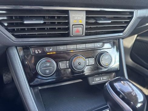 Used 2024 Volkswagen Jetta SE image 4