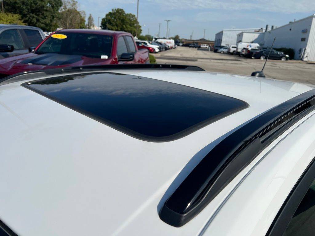 Used 2024 Chevrolet Trax RS w/ Sunroof Package FWD image 3