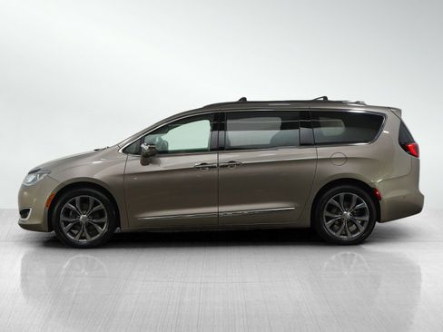 Used 2017 Chrysler Pacifica Limited image 2