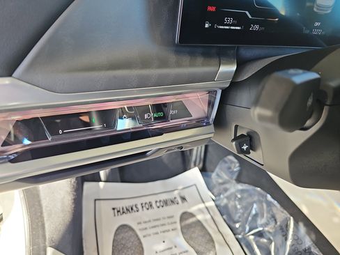 Certified 2025 BMW 740i image 27