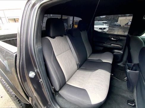 Used 2022 Toyota Tacoma TRD Off-Road image 18