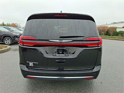 Used 2024 Chrysler Pacifica Touring-L image 5