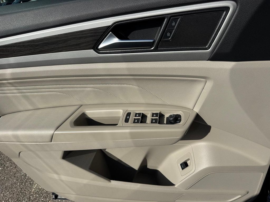 Used 2023 Volkswagen Atlas SE AWD/4WD image 17