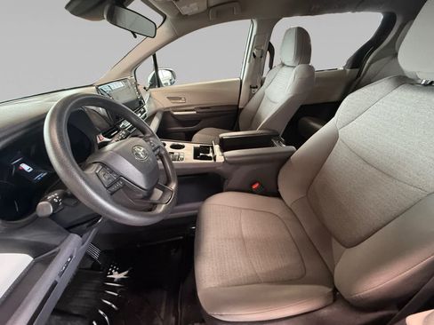 Used 2024 Toyota Sienna LE AWD/4WD image 11