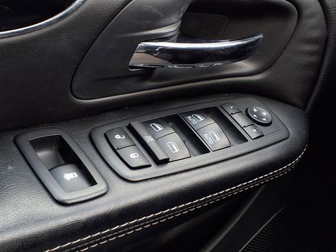 Used 2018 Dodge Grand Caravan SE FWD image 16