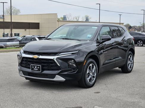 Used 2025 Chevrolet Blazer LT FWD image 2