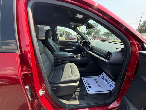 Used 2025 Chevrolet Traverse LT w/ LPO, Floor Liner Package AWD/4WD image 13