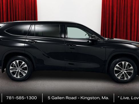 Used 2020 Toyota Highlander XLE AWD/4WD image 4