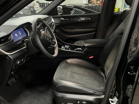 Used 2023 Jeep Grand Cherokee Altitude image 8