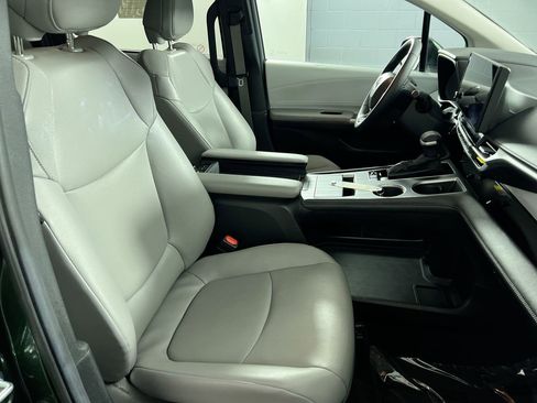 Used 2025 Toyota Sienna XLE image 31