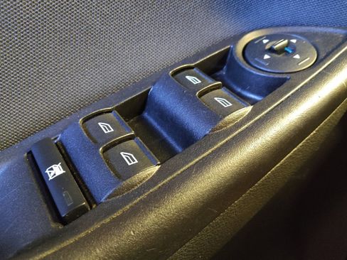 Used 2018 Ford Focus SE w/ SE Appearance Package image 27