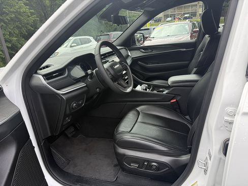 Used 2025 Jeep Grand Cherokee Limited w/ Luxury Tech Group II AWD/4WD image 9