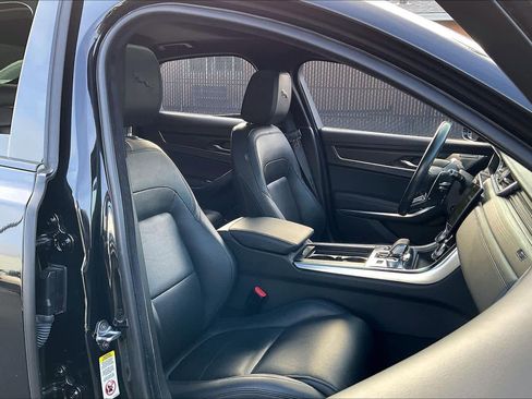 Used 2022 Jaguar XF SE image 10