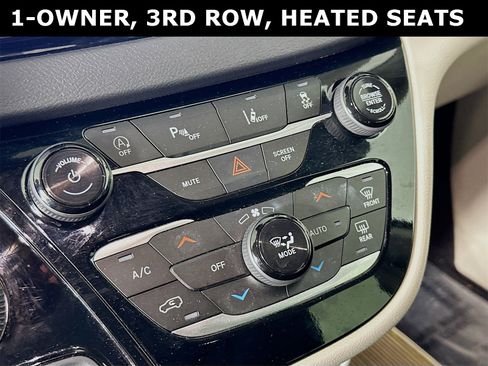 Used 2024 Chrysler Pacifica Touring-L image 16