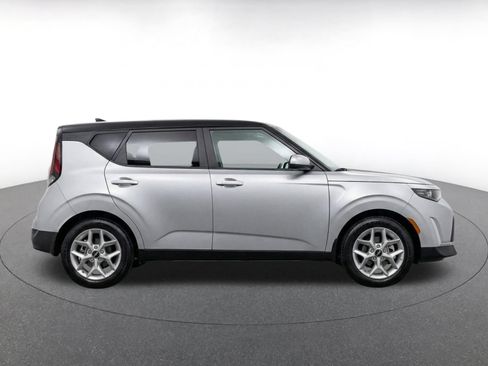 Used 2025 Kia Soul LX w/ LX Technology Package FWD image 9