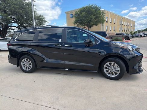 Used 2026 Toyota Sienna XLE FWD image 7