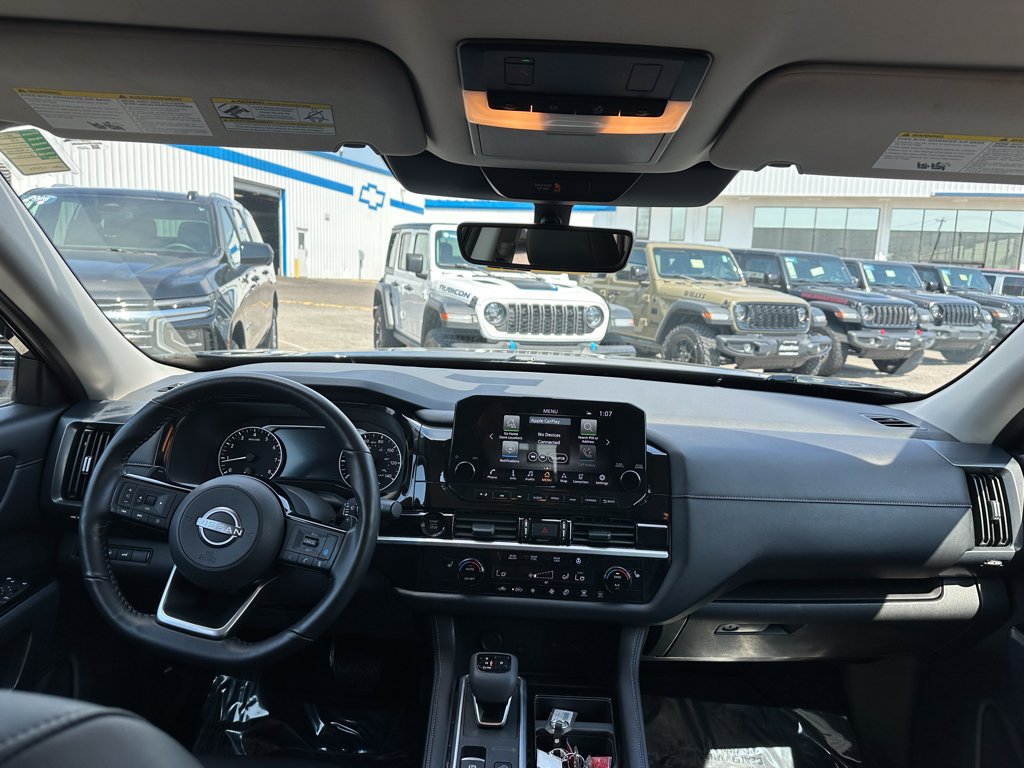 Used 2025 Nissan Pathfinder SL AWD/4WD image 12