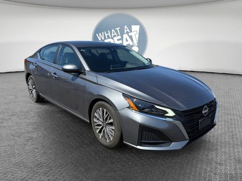 Used 2023 Nissan Altima 2.5 SV image 1