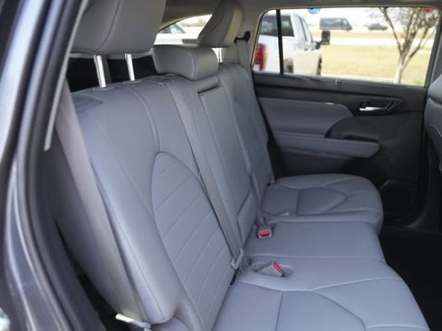 Used 2021 Toyota Highlander XLE image 17
