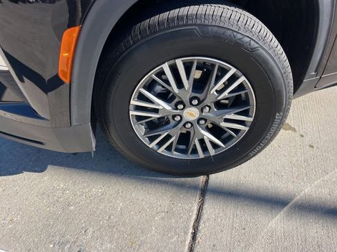Used 2025 Chevrolet Traverse LT image 36