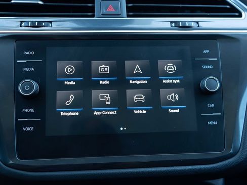 Used 2022 Volkswagen Tiguan SE w/ Panoramic Sunroof Package FWD image 21
