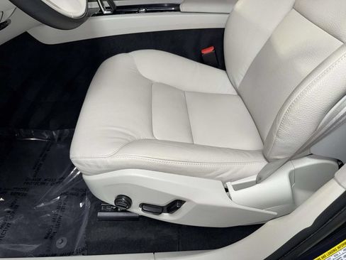 Used 2023 Volvo XC60 B5 Plus w/ Climate Package FWD image 3