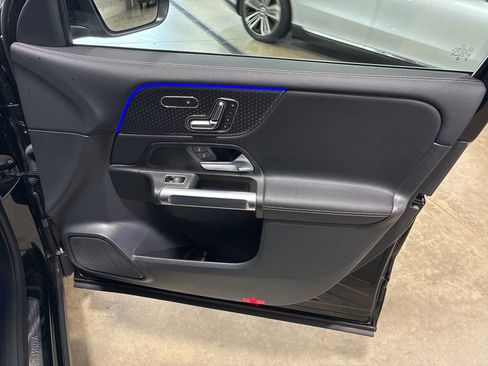 Used 2025 Mercedes-Benz GLB 250 4MATIC image 18