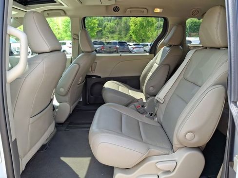 Used 2019 Toyota Sienna XLE Premium FWD image 10