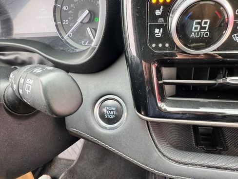 Used 2021 Toyota Highlander Limited image 24