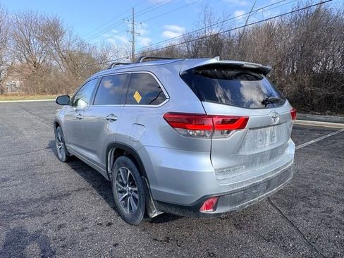 Used 2018 Toyota Highlander XLE image 3
