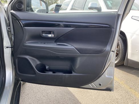 Used 2020 Mitsubishi Outlander ES image 24