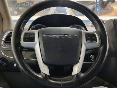 Used 2014 Chrysler Town & Country Touring-L w/ Trailer Tow Group FWD image 18