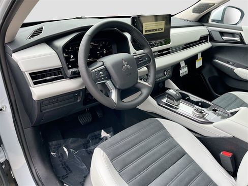 New 2025 Mitsubishi Outlander SE image 9