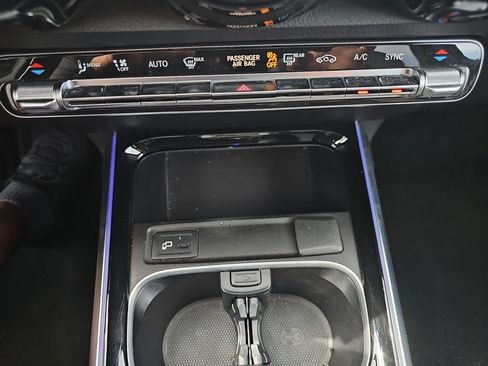 Used 2023 Mercedes-Benz GLB 250 w/ Premium Package image 18