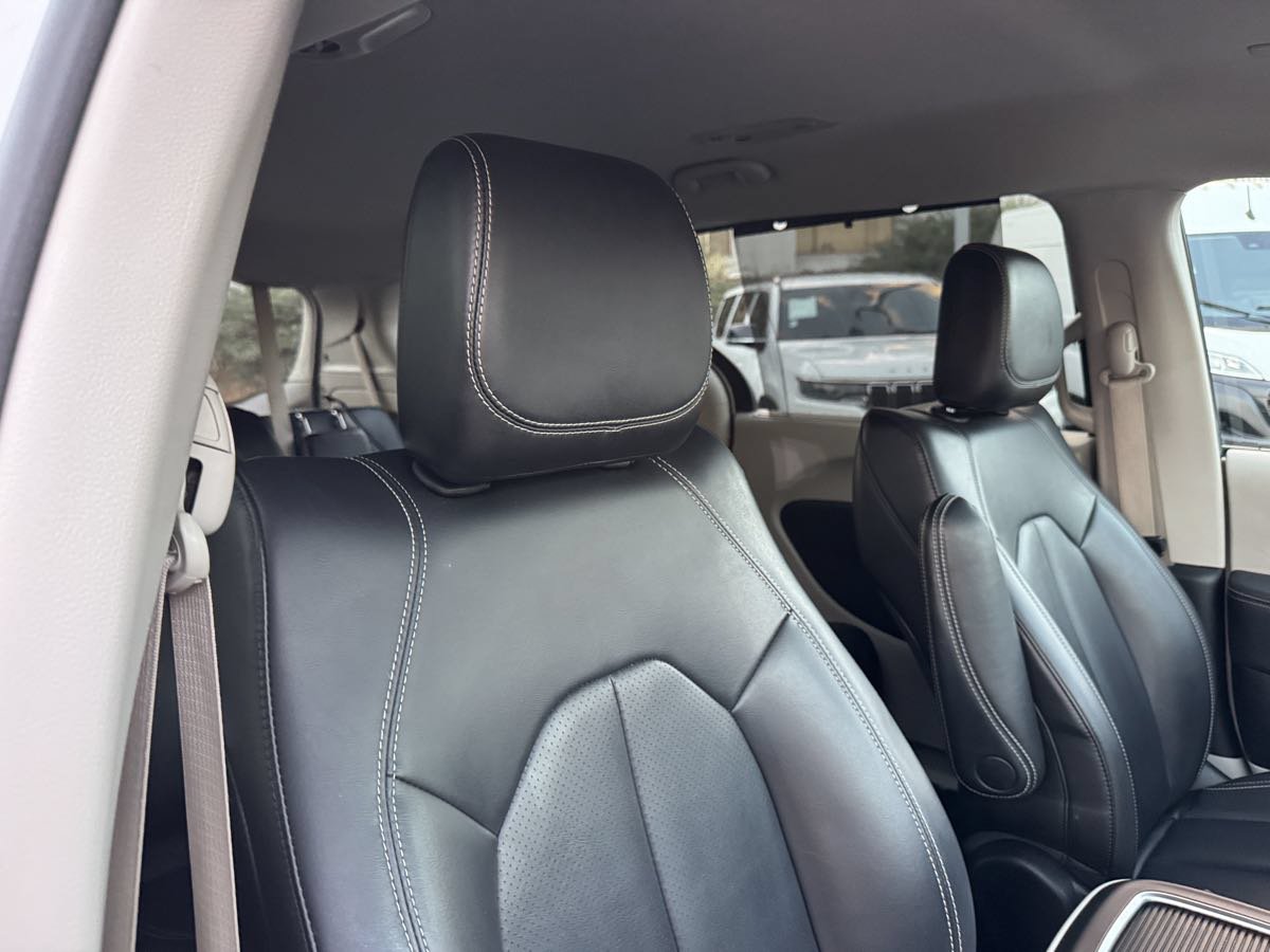 Used 2023 Chrysler Pacifica Touring-L FWD image 15