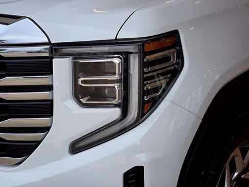 Used 2023 GMC Sierra 1500 SLT AWD/4WD image 8