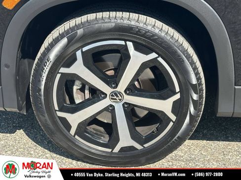 Used 2025 Volkswagen Tiguan SE w/ Panoramic Sunroof Package AWD/4WD image 8