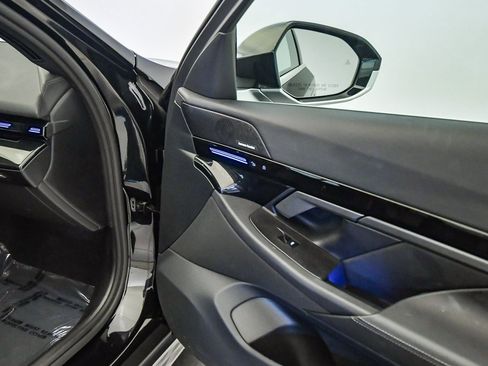 Used 2025 BMW 530i w/ Premium Package image 17