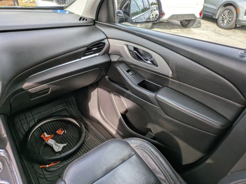 Used 2020 Chevrolet Traverse LT image 19