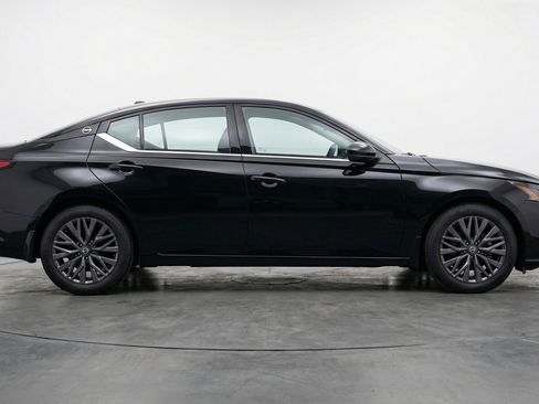 Used 2025 Nissan Altima 2.5 SV image 11